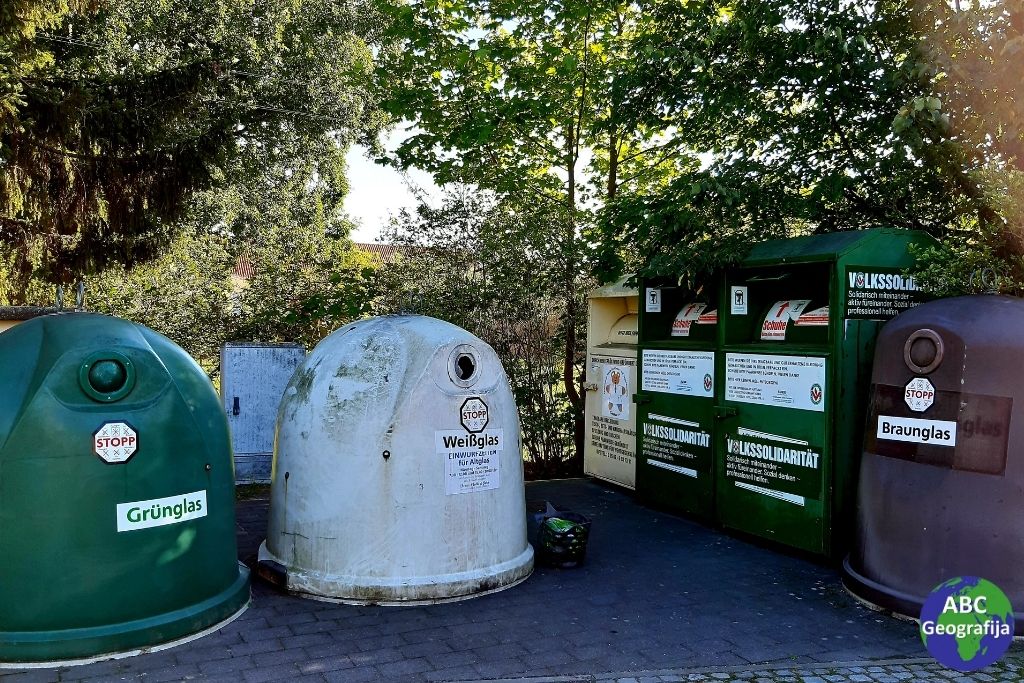 Kontejneri staklenog otpada prema bojama; gradić Forst (Lausitz), Njemačka