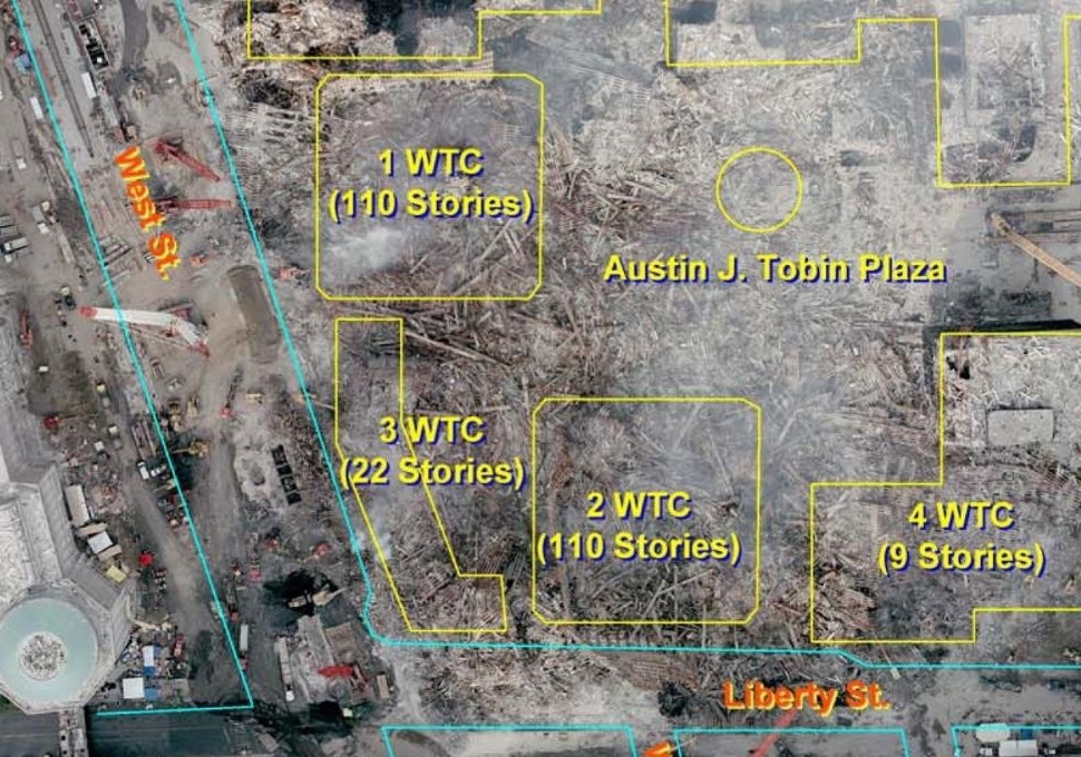 Pogled iz zraka na lokaciju Svjetskog trgovačkog centra nakon napada i odstranjivanja preostalih dijelova zgrada – izvorne pozicije zgrada označene su žutom bojom