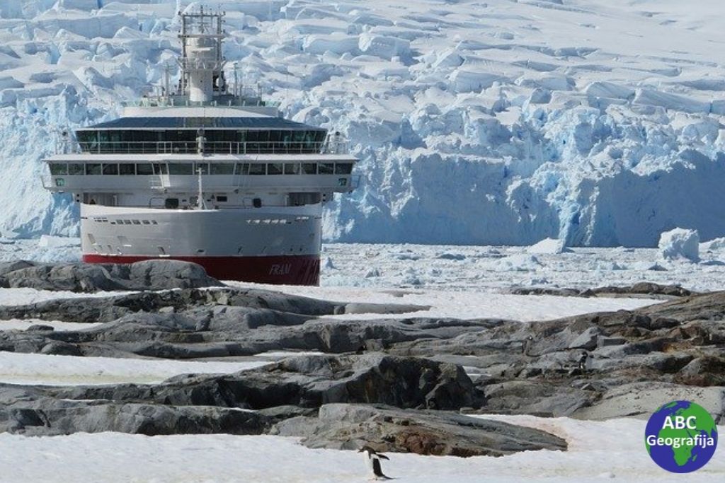 ledenjak i brod