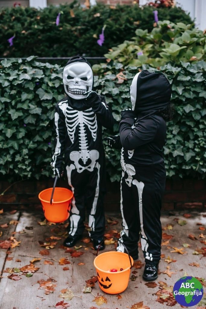 djeca na Noć vještica - Halloween trick or treat