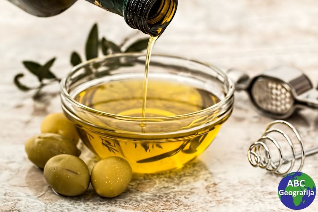 posuda s maslinovim uljem