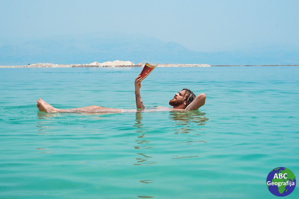 Plutanje ili kupanje na Mrtvom moru