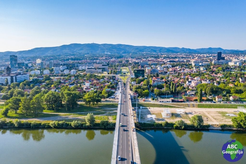 Most slobode preko rijeke Save vodi prema centru Zagreba smještenom podno planine Medvednice