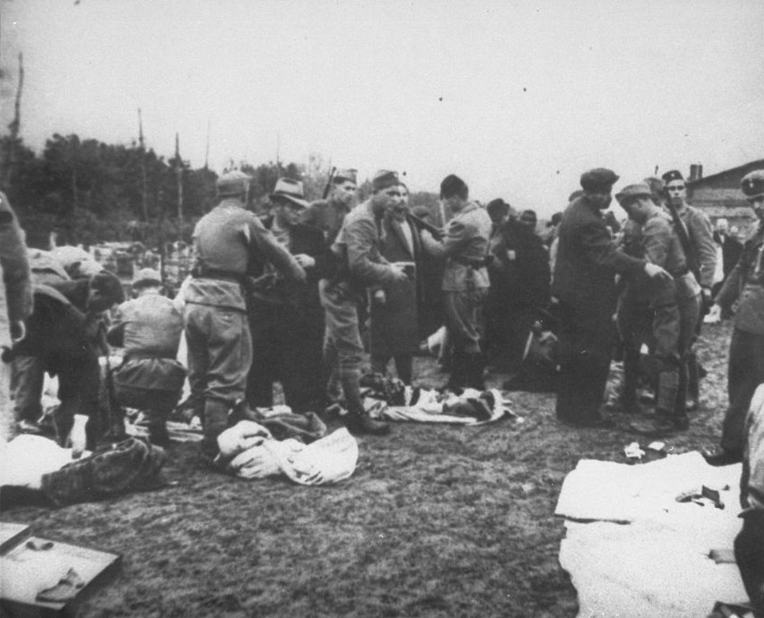 Ustaški stražari pretresaju novopridošle zatvorenike u logor Jasenovac