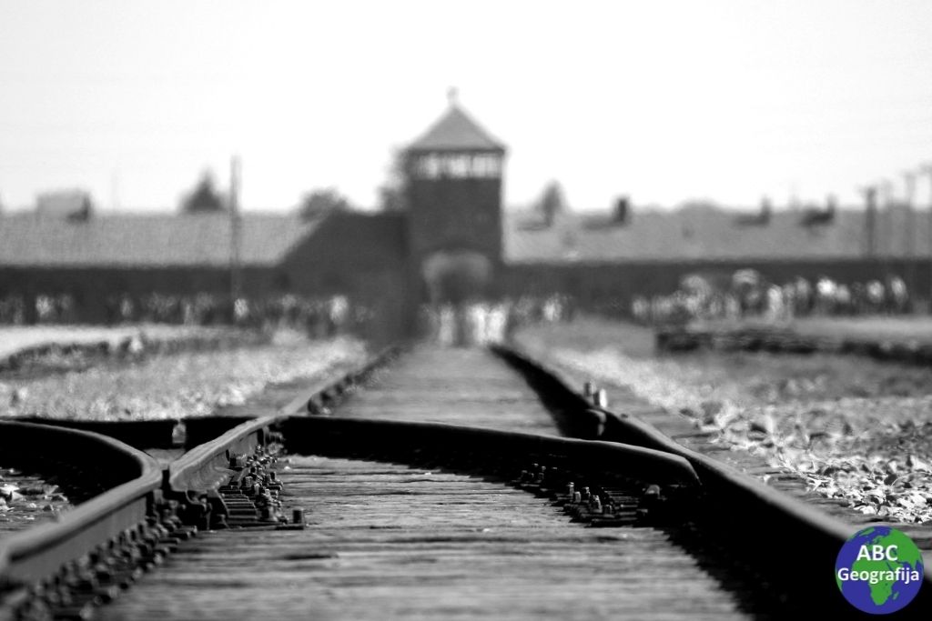 Zloglasni željeznički ulaz u koncentracijski logor Auschwitz