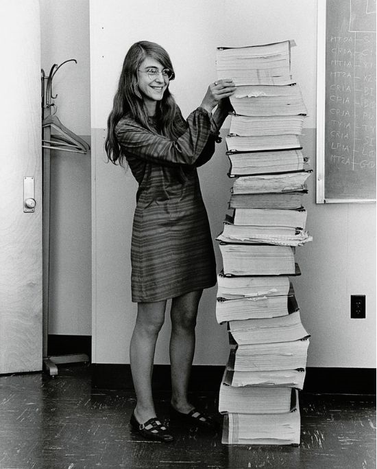 Margret Hamilton stoji pored ispisa koda navigacijskog programa koji su ona i njezin tim napisali za svemirski program Apollo 1969. godine