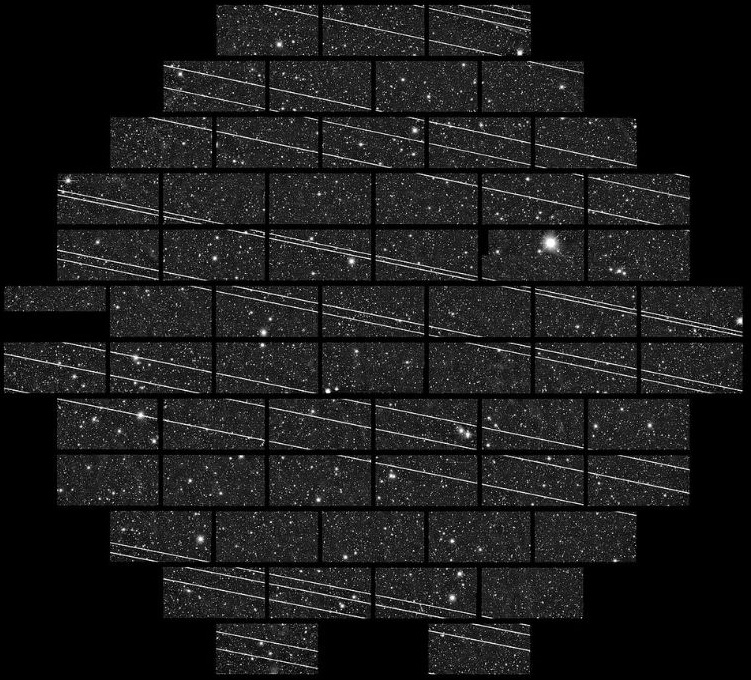 Onečišćenje signalom na snimci ekspozicije od 333 sekunde snimljenoj s četverometarskog teleskopa Blanco u Inter-američkom opservatoriju Cerro Tololo