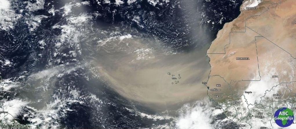 Širenje saharskog pijeska i prašine vjetrom preko Atlantskog oceana vidljiv sa satelita iz Zemljine orbite 18. lipnja 2020. godine; proteže se sve do Malih Antila