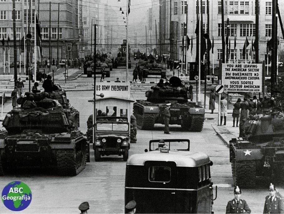 Sovjetski i američki tenkovi na lokaciji Checkpoint Charlie tijekom Berlinske hladnoratovske krize 1961. godine