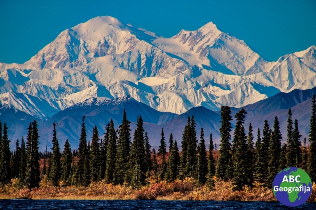 Pogled na Denali (prije McKinley), najviši vrh Sjeverne Amerike (6.190 m n.v.), smješten na Aljasci