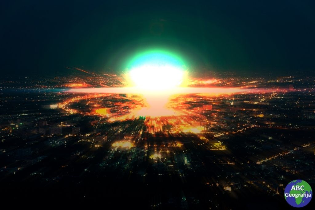 Fotomontaža – eksplozija nuklearne bombe iznad grada