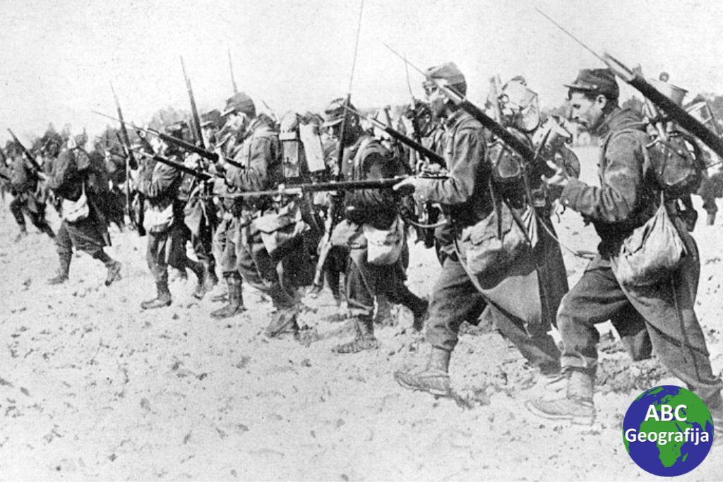 Prvi svjetski rat - francuski vojnici jurišaju s bajunetama