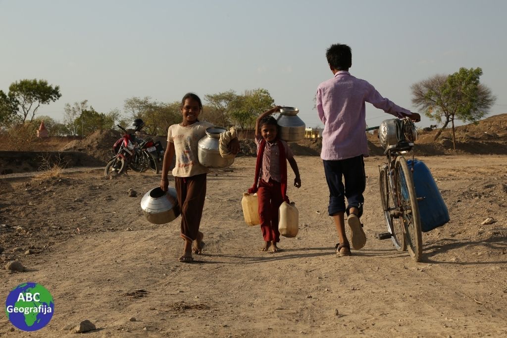 Ljudi u nekim zemljama Azije i Afrike prosječno hodaju 6 km dnevno da bi donijeli vodu