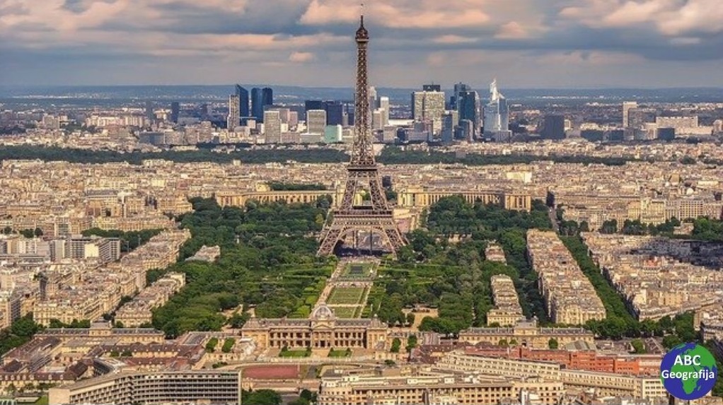 Panorama Pariza s Eiffelovim tornjem