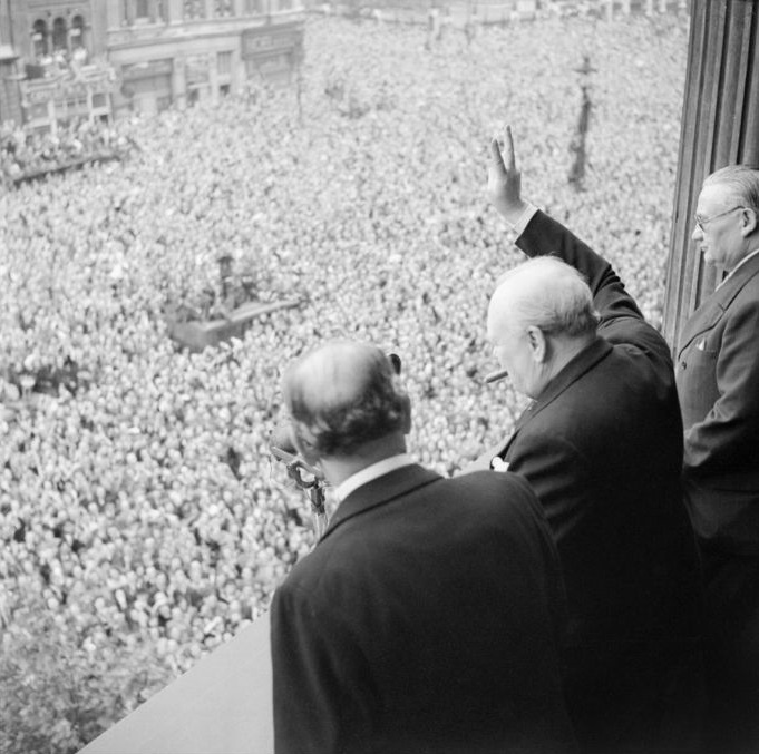 Winston Churchill pokazuje u Londonu okupljenom mnoštvu znak pobjede 8. svibnja 1945. godine, slaveći pobjedu nad nacističkom Njemačkom