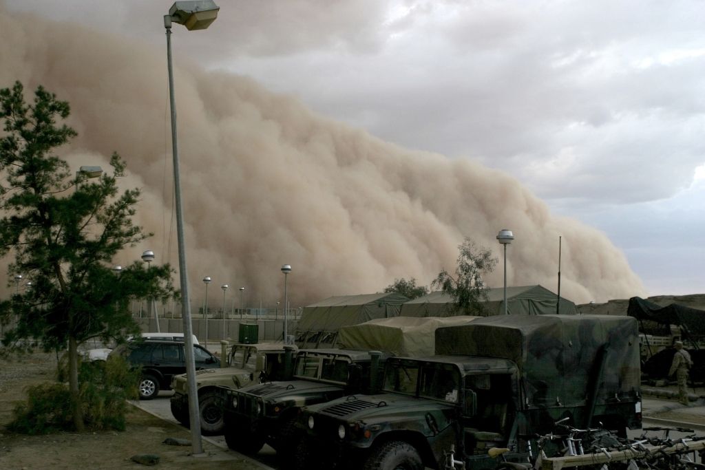 Pješčana oluja iznad vojnog kampa u Iraku 2005. godine