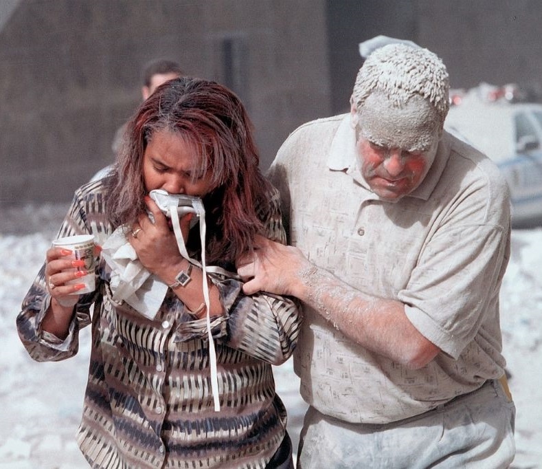 Dvoje preživjelih prekriveno prašinom nakon urušavanja tornjeva 11. rujna 2001. godine