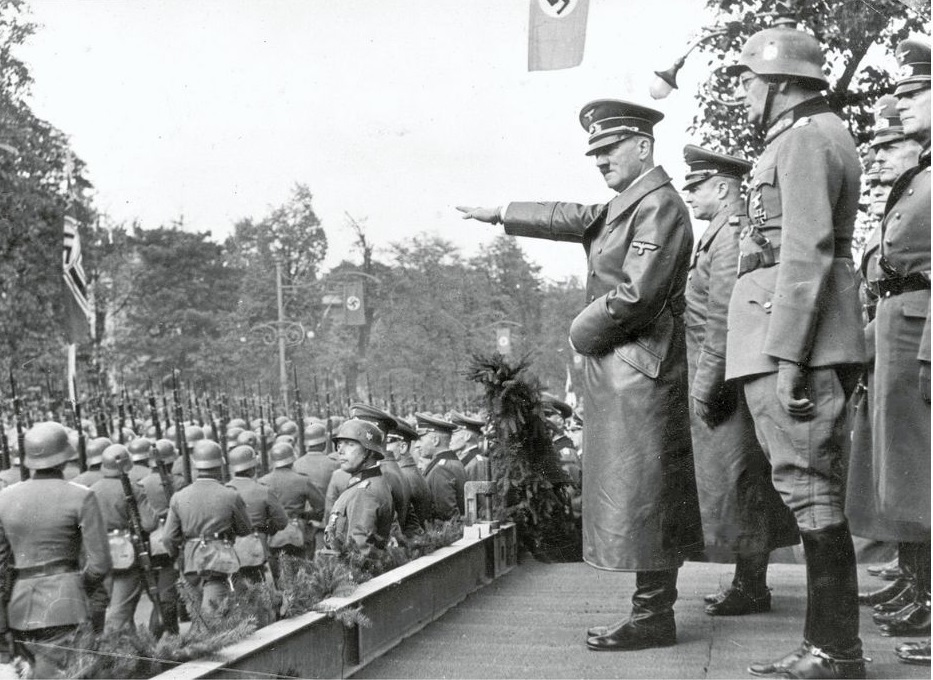 Hitler na paradi pobjede Wehrmachta u Varšavi 5. listopada 1939. godine