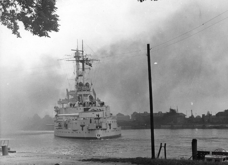 Njemački brod „Schleswig-Holstein” tijekom granatiranja poluotoka Westerplatte