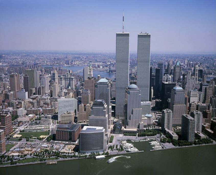 Pogled na Blizance Svjetskog trgovačkog centra prije napada 2001. godine