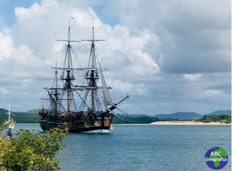 Replika broda Endeavora, usidrenog u Cooktownu, na mjestu gdje je originalni Endeavour bio usidren tijekom sedam tjedana 1770. godine