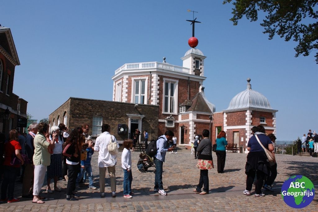 Turisti fotografiraju početni meridijan u Greenwichu