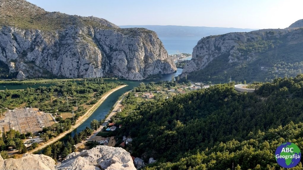Pogled s vidikovca u selu Gata na ušće Cetine u Jadransko more, Omiš, Brački kanal i Brač