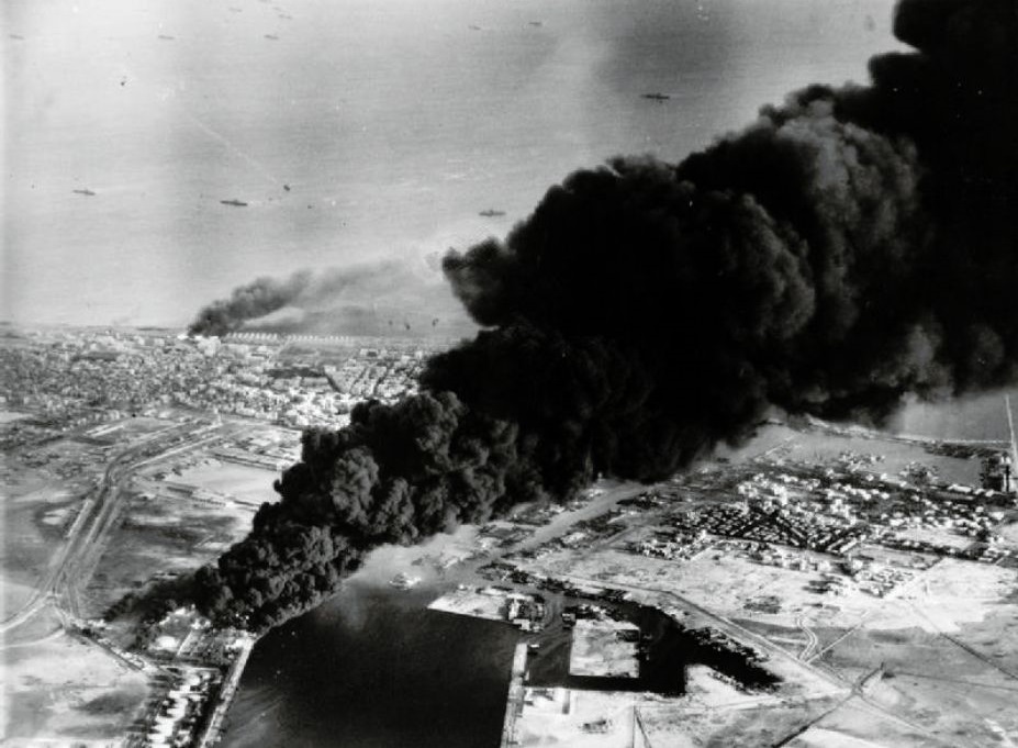 Dim se diže iz spremnika nafte pored Sueskog kanala pogođenog tijekom početnog anglo-francuskog napada na Port Said, 5. studenog 1956.