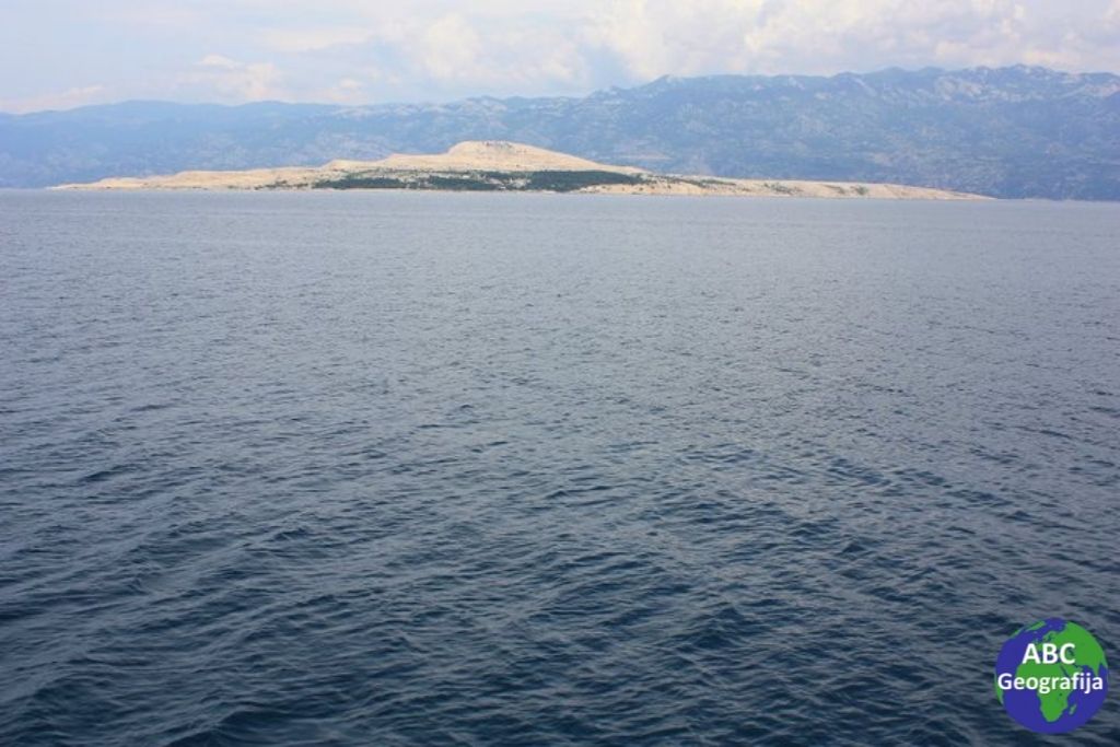 Goli otok (u pozadini Velebit)