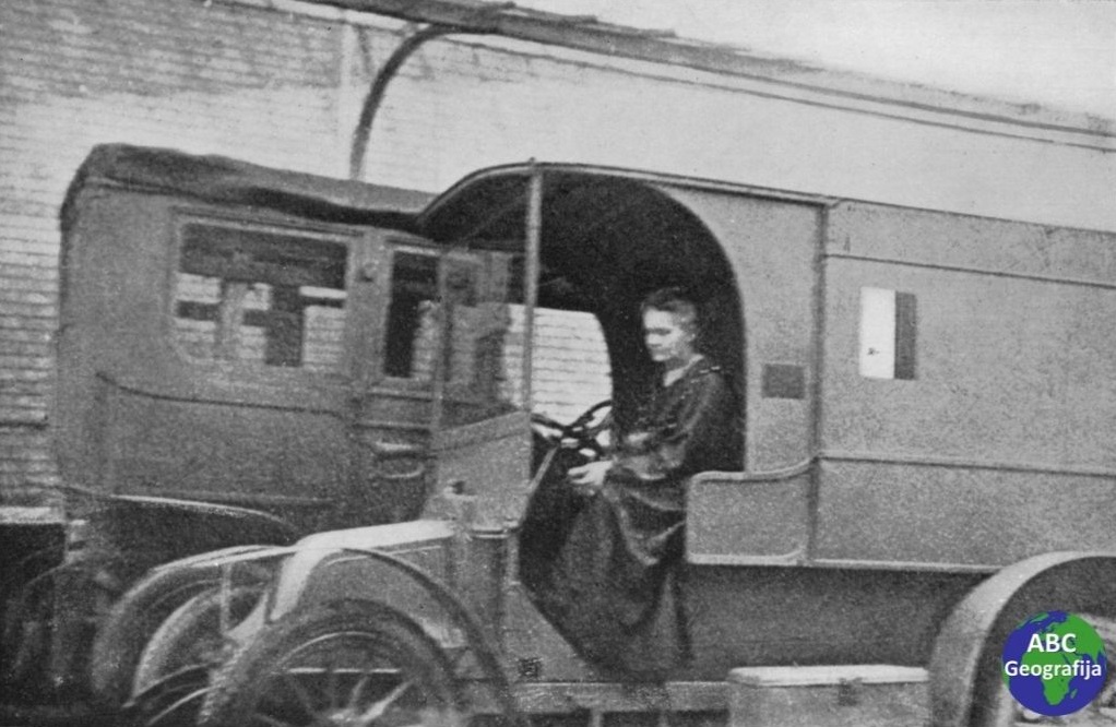 Maria Skłodowska-Curie vozi automobil s prijenosnim rentgenom