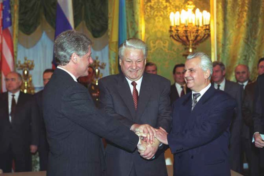 Američki predsjednik Clinton, ruski predsjednik Jeljcin i ukrajinski predsjednik Kravčuk nakon potpisivanja Trilateralne izjave u Moskvi 14. siječnja 1994.
