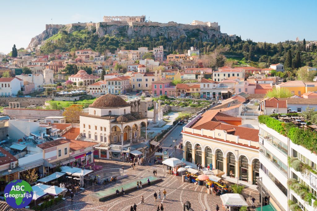Pogled na atensku Akropolu i Plaku u njezinom podnožju s trga Monastiraki