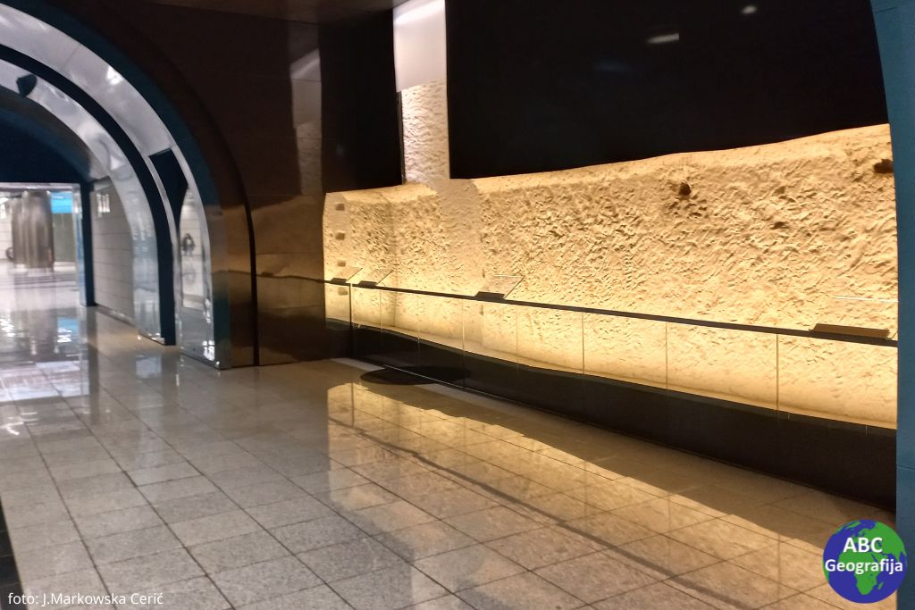 Presjek podzemnog tunela za vodu (metro stanica Dimotiko Theatrea)