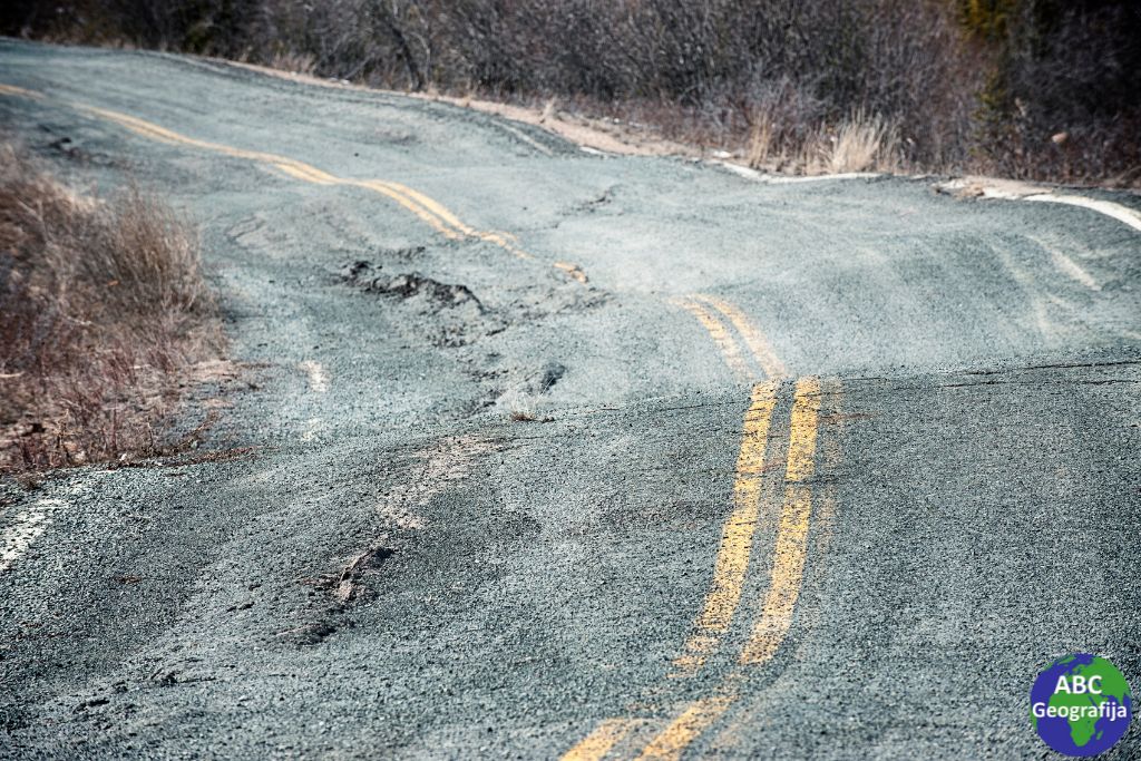 Cesta nakon što se ispod nje otopio permafrost (Kanada)