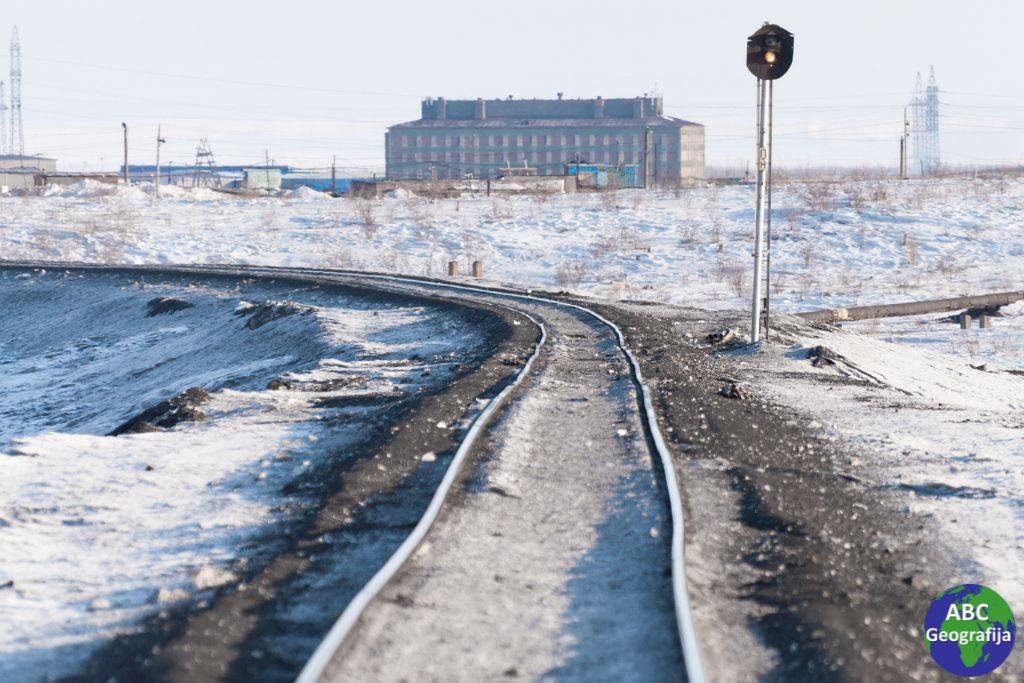 Deformirane tračnice izgrađene na permafrostu u polarnoj tundri (Rusija)