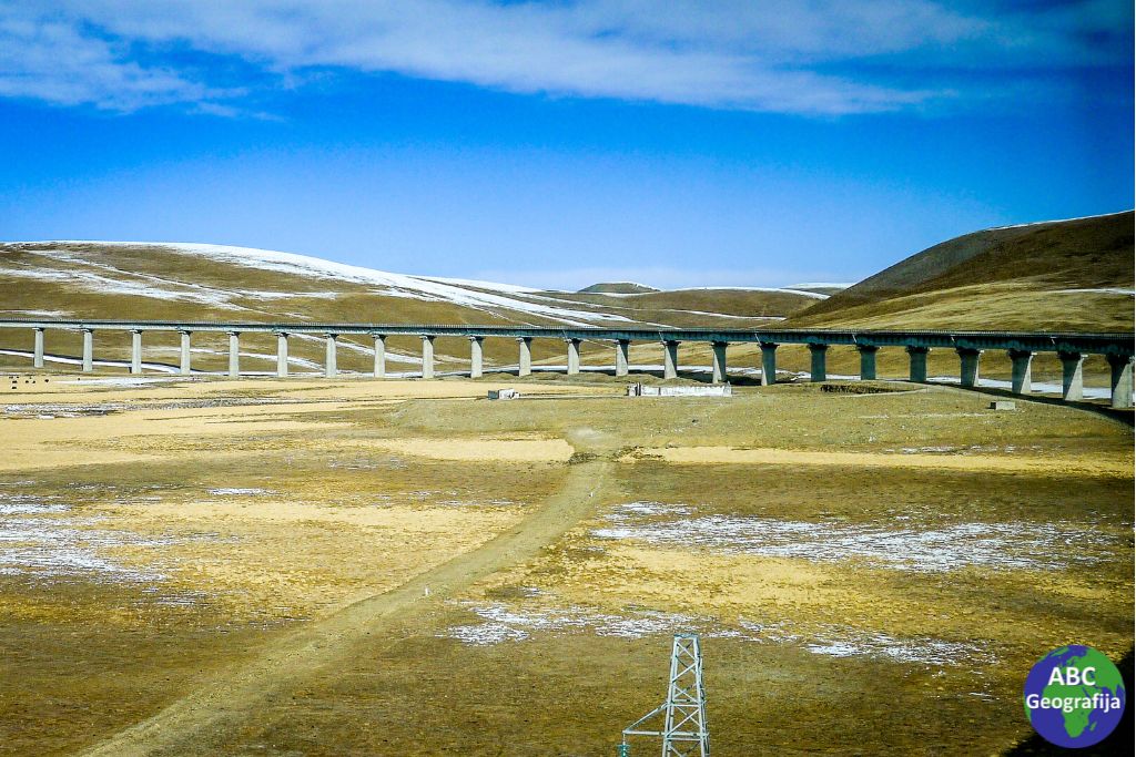 Željeznička linija Qinghai-Tibet, uzdignuta iznad ledenog permafrosta tibetanske visoravni u blizini Lhase