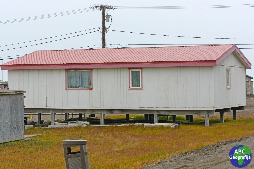 Zgrada na stupovima u mjestu Barrow (Aljaska)